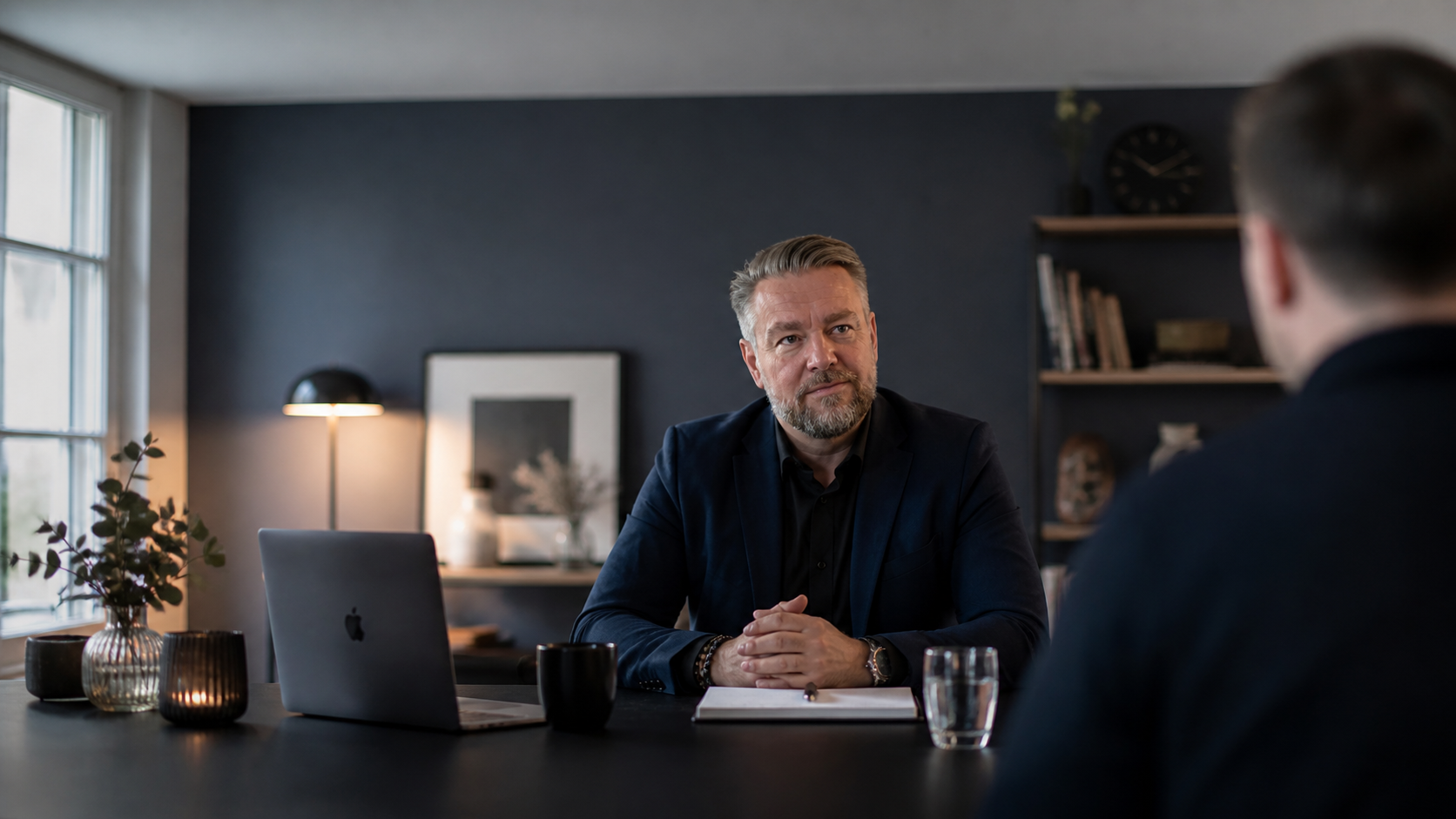 Leadership coaching i fortrolig sparringssituation med leder og AI som diskret refleksionsværktøj